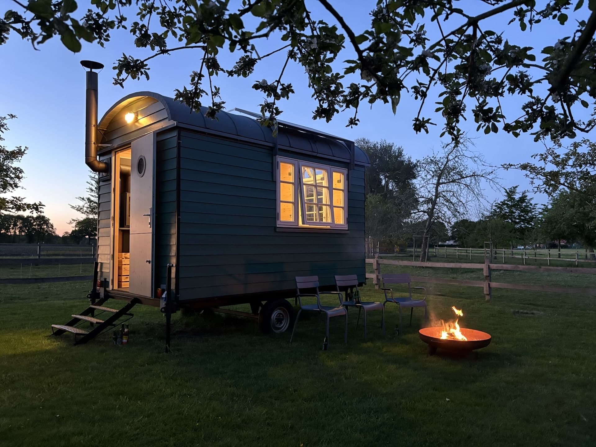 bauwagen bei nacht von innen beleuchtet romantischer rückzugsort mitten in der natur raus in den bauwagen