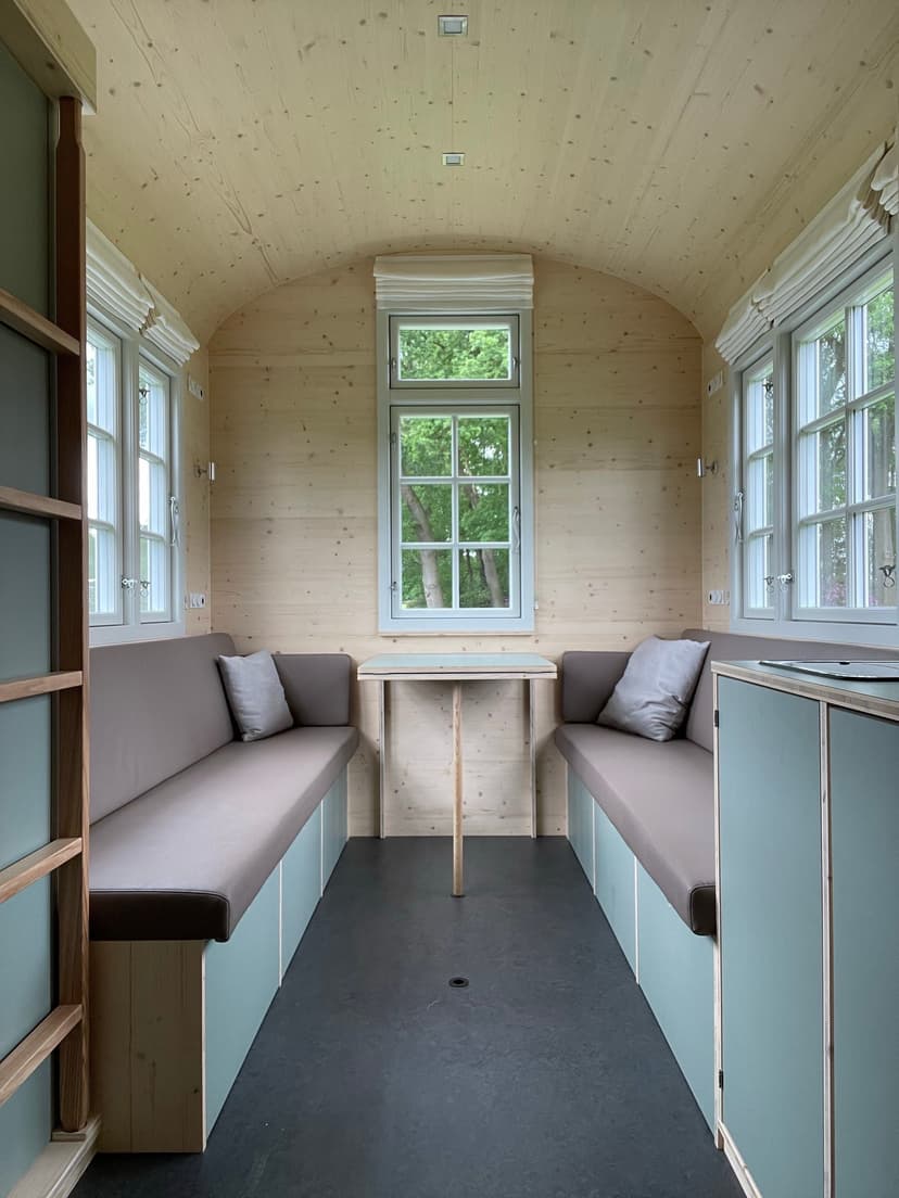 Wohnliche Innenansicht vom Bauwagen Impression raus in den Bauwagen